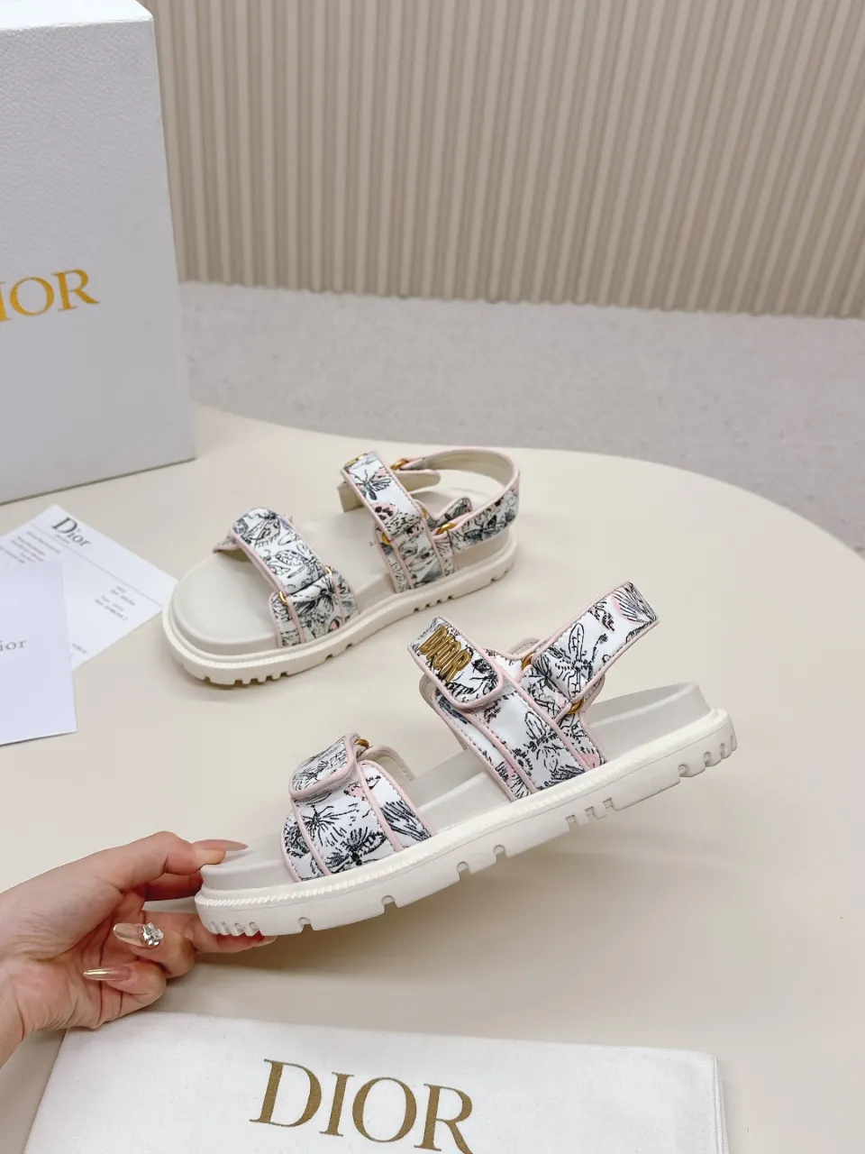 👟👟Ex-factory price 480👟👟 DIOR classic sandals mixed sheepskin DiorAct sandals are fashionable. Paired with an insole that fits the shape of your foot, it's made of exceptionally lightweight and comfortable leather. The upper straps are fastened with Velcro and are decorated with a gold-finish metal "Dior" logo, which complements the style design. These sandals add a modern edge to any look. Fabric: Imported mixed sheepskin Lining: Imported sheepskin Outsole: Original TPU outsole Code number: 35-42 (41 42 customized, non-refundable)